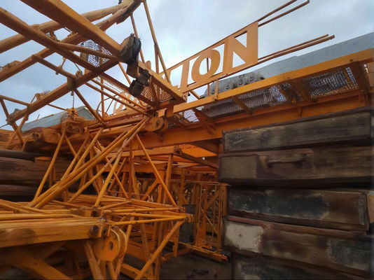 Sabit başlı Zoomlion 6015 Kullanılmış kule vinci 60 metrelik iş gücü ve serbest yüksekliği ile